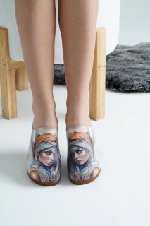 DOGİYE 3084 Anatomische Pantoletten mit Mädchenmotiv – Damen Hausschuhe mit Blauäugigem Mädchen Druck, Bequeme Sek Komfortsohle, Rutschfeste Pantoletten für Zuhause & Alltag