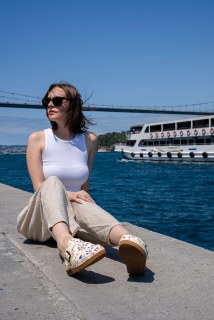 DOGİYE 3083 Anatomische Pantoletten mit Blauem Blumenmuster – Damen Hausschuhe mit Lochdesign, 5 cm Absatz, Rutschfeste EVA Sohle, Bequeme Komfortpantoletten
