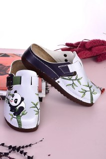 DOGİYE 3017 Anatomische Pantoletten mit Panda am Baum – Damen Komfort Hausschuhe mit Rutschfester Sohle, 3 cm Absatz